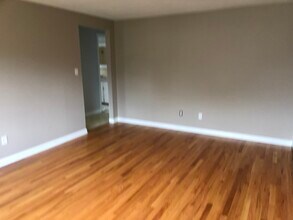 52 Hutchinson St, Unit 2 in New Britain, CT - Foto de edificio - Building Photo