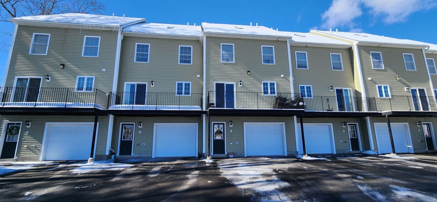 38 Maple St in Derry, NH - Building Photo