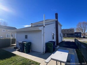 40 Portland Ave in Old Lyme, CT - Building Photo - Building Photo