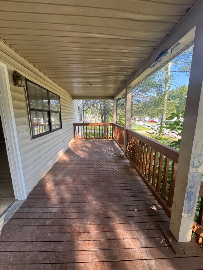 2020 Somerset Dr-Unit -Unit 1 in Hendersonville, NC - Foto de edificio - Building Photo