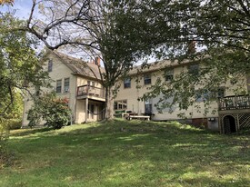 121 Bay Rd in Hadley, MA - Foto de edificio - Building Photo