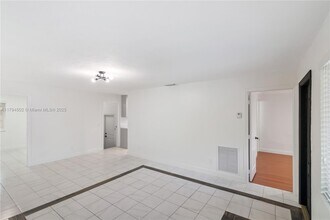 6330 SW 27th St in Miami, FL - Building Photo - Building Photo