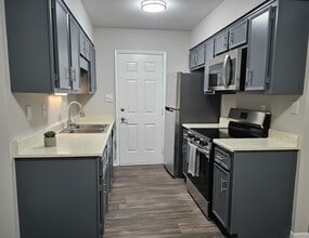 Rhodes Ferry in Decatur, AL - Foto de edificio - Building Photo