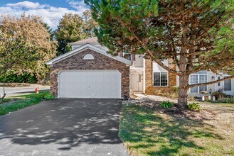 800 E Saratoga Cir in Island Lake, IL - Building Photo - Building Photo