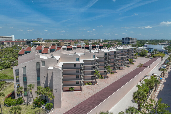 Siesta Breakers Condominiums in Sarasota, FL - Building Photo - Building Photo