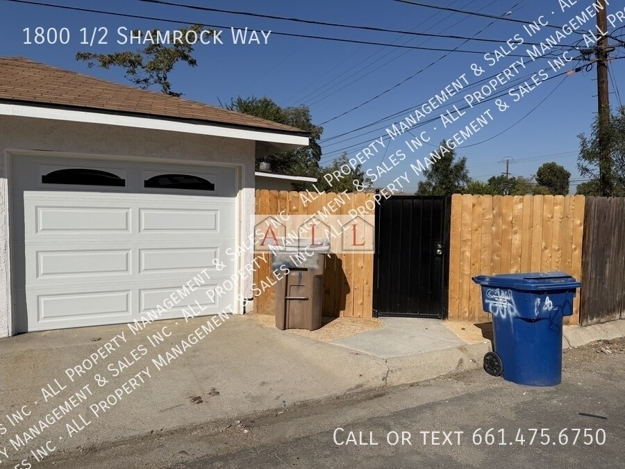 1800 Shamrock Wy in Bakersfield, CA - Building Photo