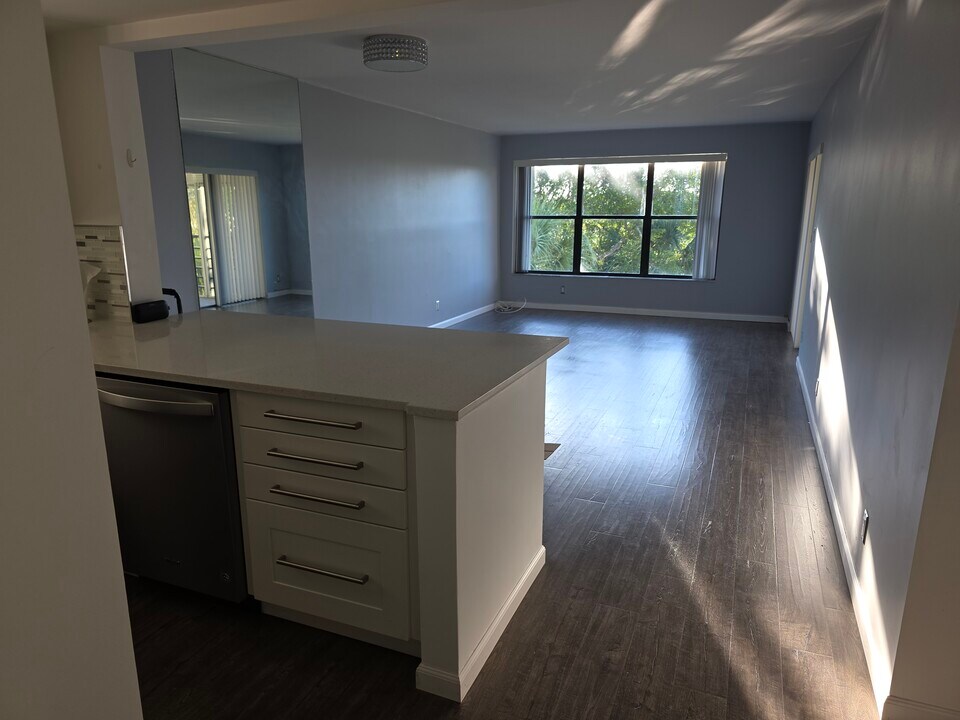 2312 S Cypress Bend Dr in Pompano Beach, FL - Foto de edificio