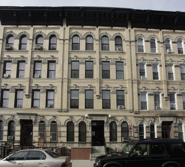 942 Kent Ave in Brooklyn, NY - Foto de edificio - Building Photo