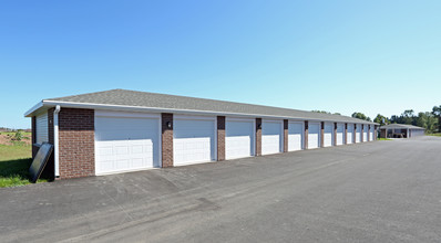 Manitowoc Lake Breeze Apartments in Manitowoc, WI - Foto de edificio - Building Photo