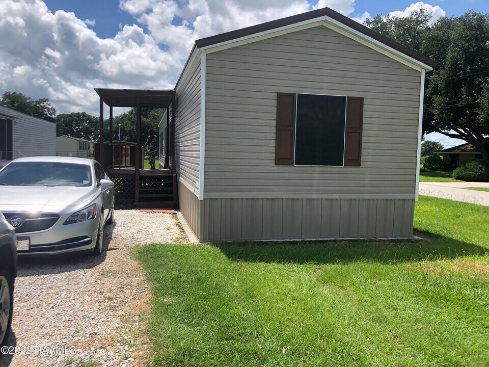 8899 Fusilier Rd in Maurice, LA - Building Photo
