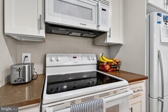 3307 Wyndham Cir in Alexandria, VA - Foto de edificio - Building Photo