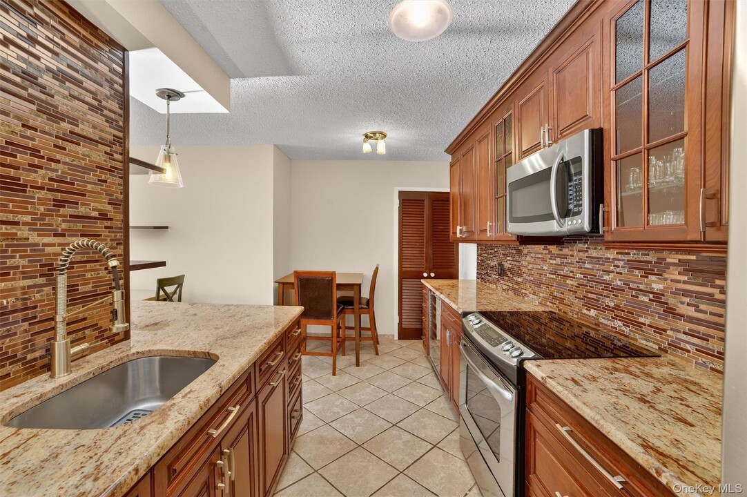 25 Rockledge Ave in White Plains, NY - Building Photo