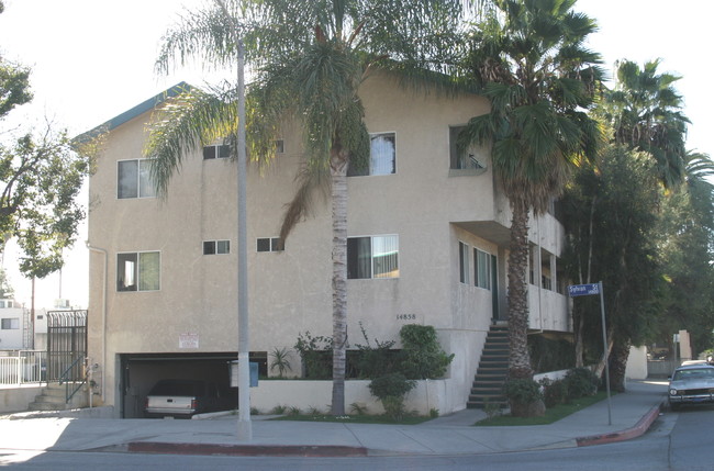 14858 Sylvan St in Van Nuys, CA - Foto de edificio - Building Photo