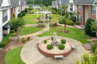 Woodland Village Villas in Fayetteville, NC - Foto de edificio - Building Photo