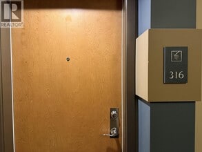 3082 DAYANEE SPRING Blvd in Coquitlam, BC - Building Photo - Building Photo