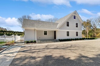 30 Club Ln in Remsenburg, NY - Foto de edificio - Building Photo