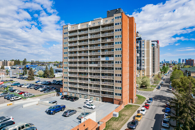 Chinook House in Calgary, AB - Building Photo - Building Photo