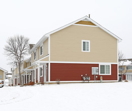 Andrew's Pointe Townhomes in Burnsville, MN - Building Photo - Building Photo