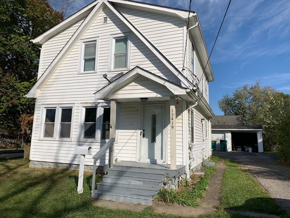 15419 Woodbrook Ave in Maple Heights, OH - Building Photo