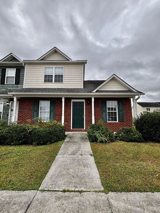 207 Ashwood Dr in Jacksonville, NC - Building Photo