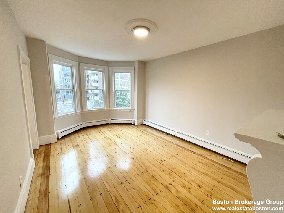 1574 Tremont St, Unit 3 in Boston, MA - Foto de edificio