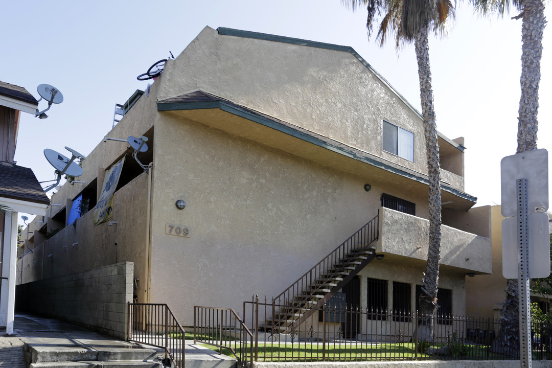 Chestnut Apartments in Santa Ana, CA - Building Photo