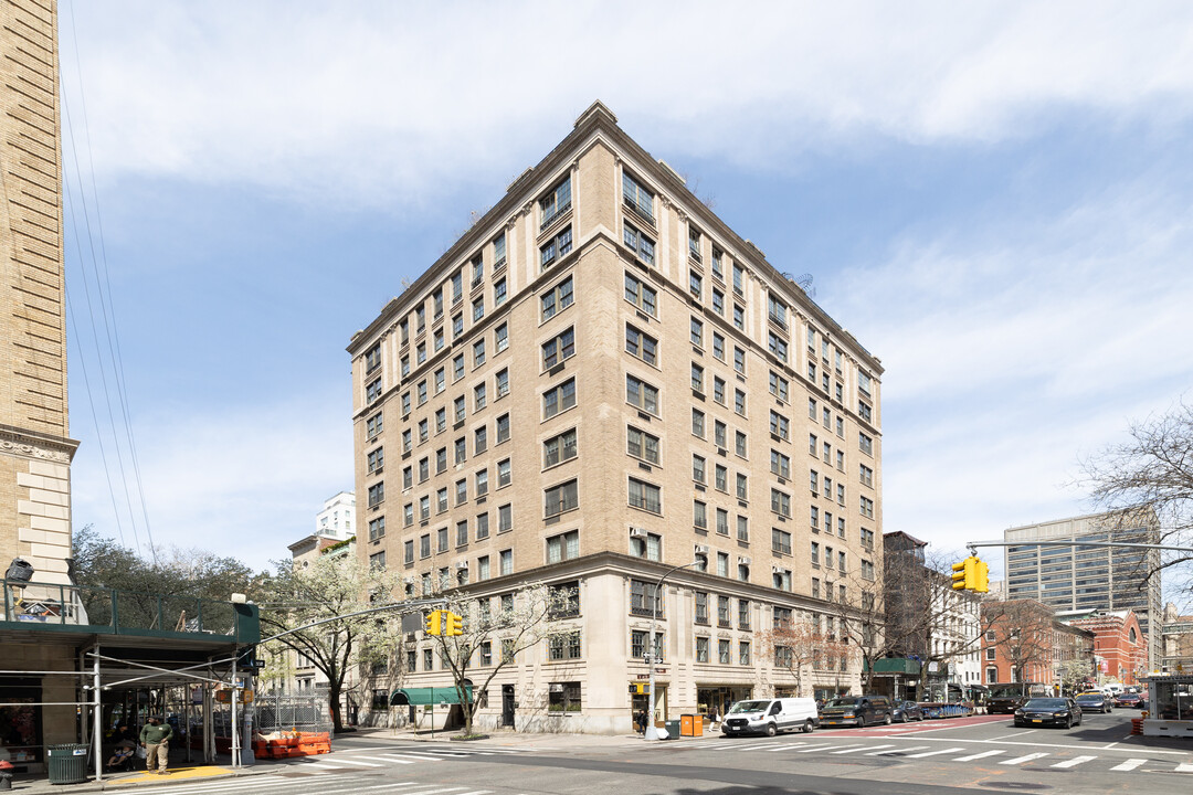 133 E 64th St in New York, NY - Building Photo