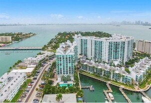 7900 Harbor Island Dr in North Bay Village, FL - Building Photo