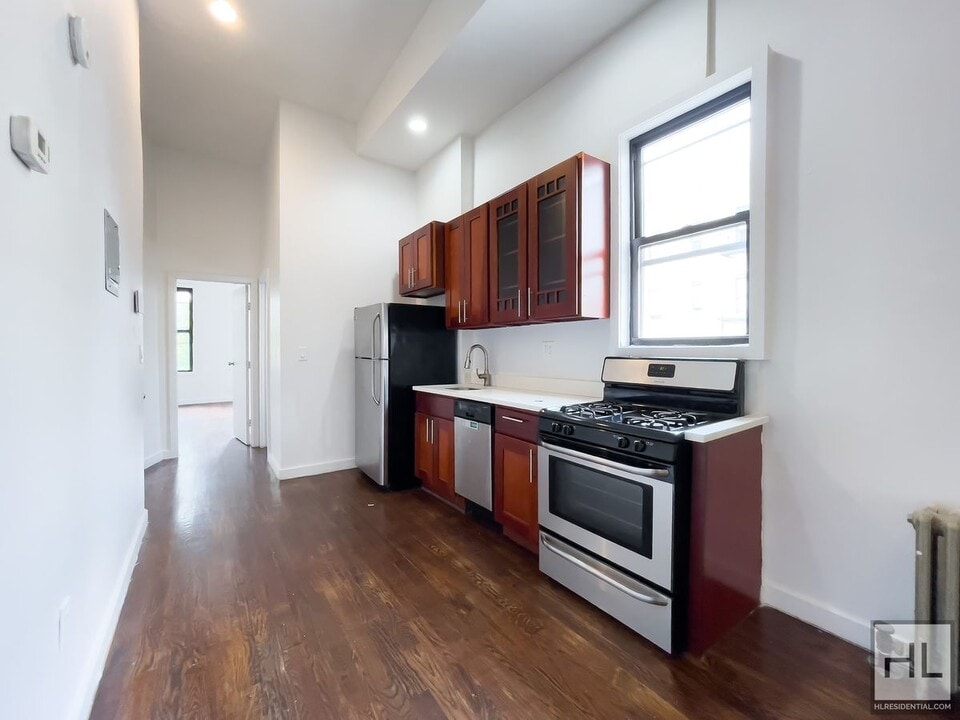 FRANKLIN AVENUE / Spacious Crown Heights S in Brooklyn, NY - Building Photo
