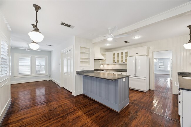 property at 907 W Melwood St