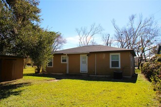 518 Mckee St in Clute, TX - Building Photo - Building Photo