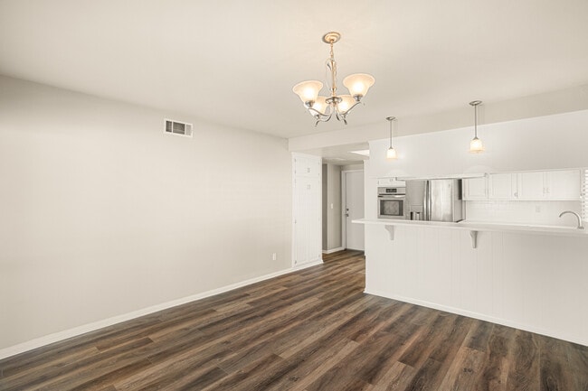 205 E Old Mill Rd in Corona, CA - Foto de edificio - Building Photo