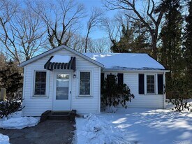 6 Bayberry Ln in Northport, NY - Building Photo