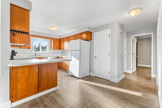 524 NE Dallas Dr in Dallas, OR - Building Photo - Building Photo