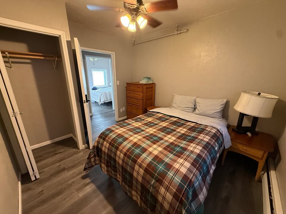 204 N Duluth Ave, Unit Room 6 in Sturgeon Bay, WI - Building Photo