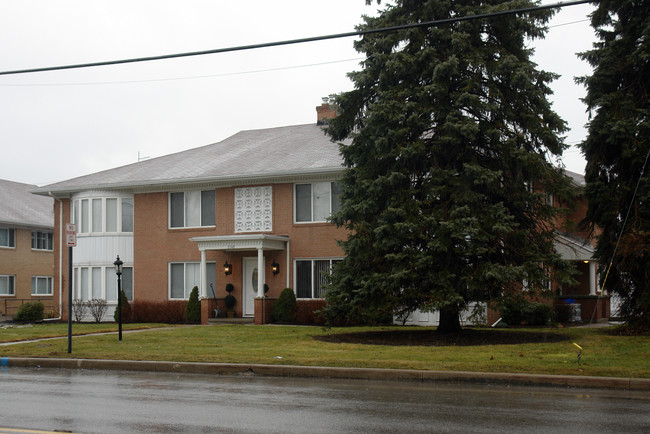 2148 Richards Rd in Ottawa Hills, OH - Foto de edificio - Building Photo