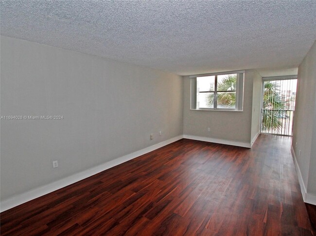 9411 SW 4th St, Unit 308 in Miami, FL - Building Photo - Building Photo