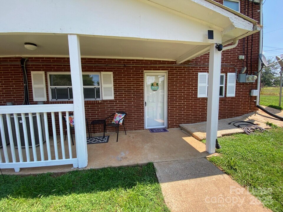 1109 Sunset St in Newton, NC - Building Photo