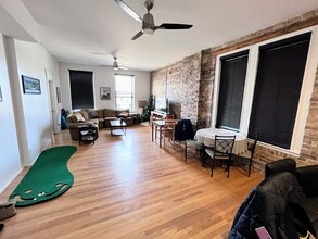 2129 N Southport Ave, Unit 2 in Chicago, IL - Building Photo - Building Photo