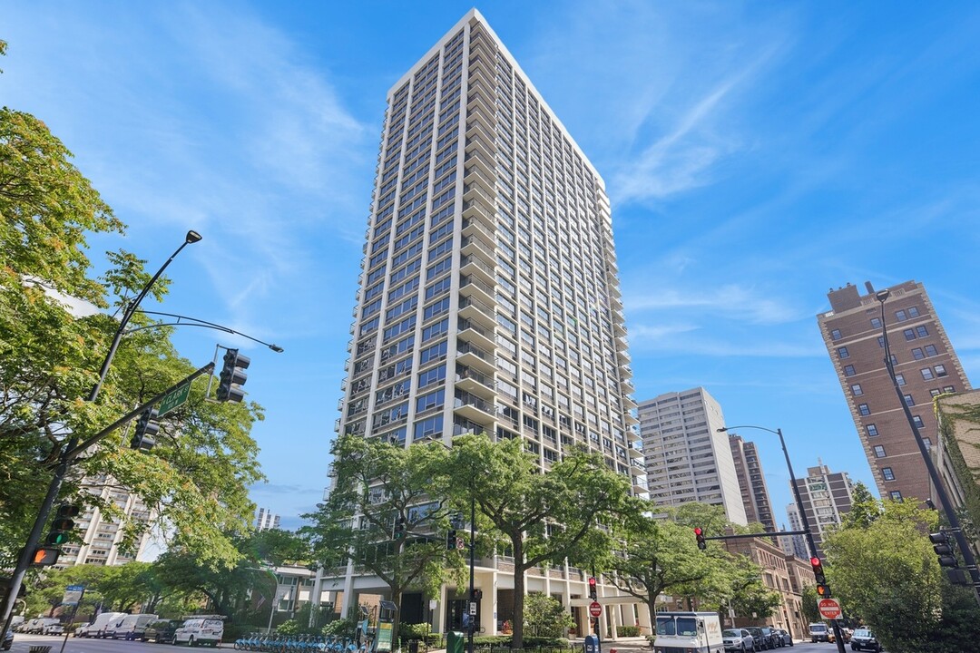 88 W Schiller St in Chicago, IL - Building Photo