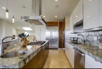 1518 Monmouth Dr in San Diego, CA - Foto de edificio - Building Photo