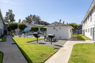 View Apartments in San Diego, CA - Foto de edificio - Building Photo