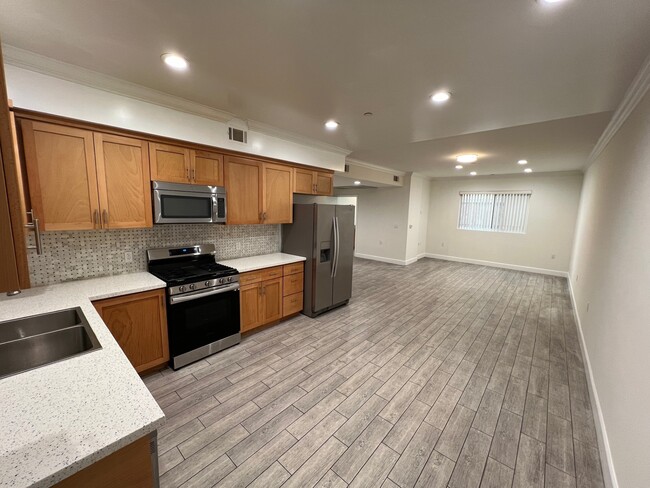 7228 Amigo Ave in Reseda, CA - Foto de edificio - Building Photo