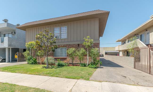 7343 Woodley Ave in Van Nuys, CA - Building Photo - Primary Photo