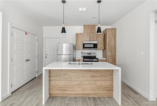 1300 W Platinum Dr in Pharr, TX - Building Photo - Building Photo