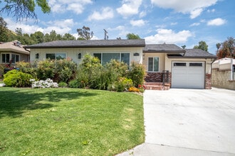 7768 Shadyspring Dr in Burbank, CA - Foto de edificio - Building Photo