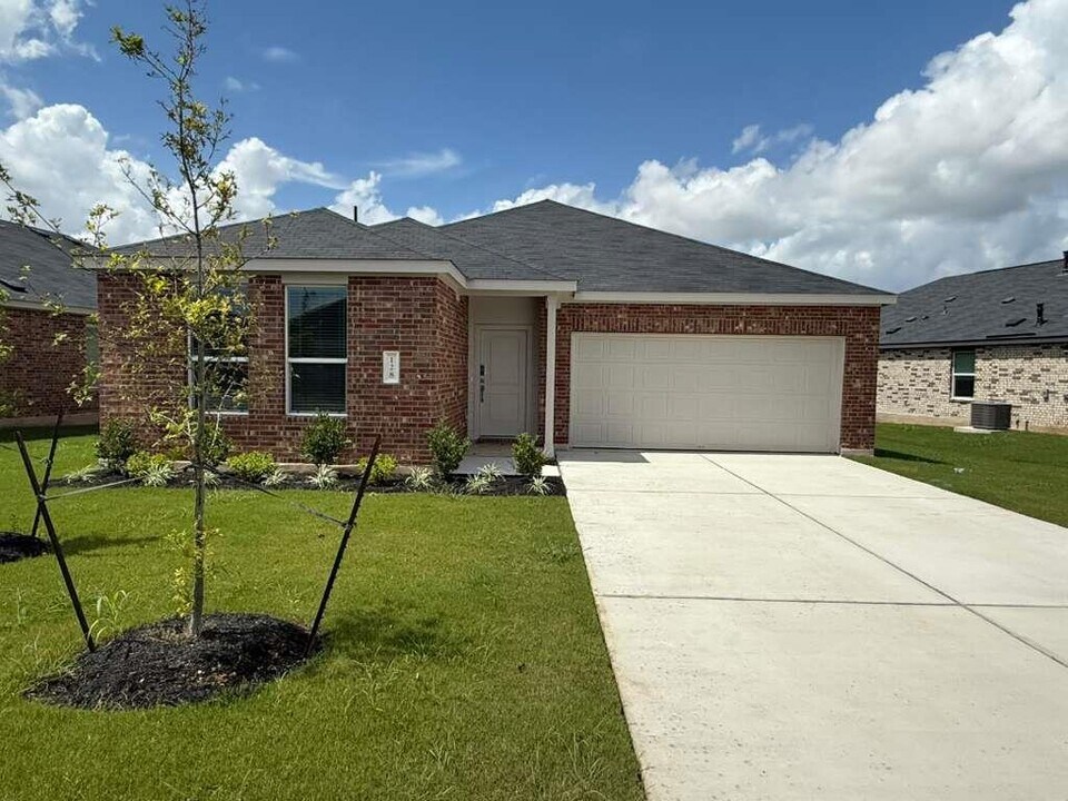 128 Rodney Boat Rd in Kyle, TX - Building Photo