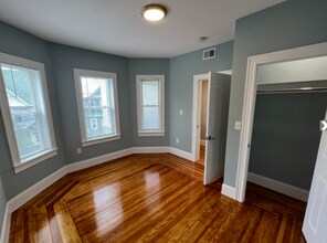 33 Hancock St, Unit 2 in Somerville, MA - Foto de edificio - Building Photo