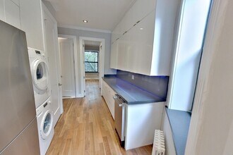 321 E 10th St in New York, NY - Building Photo - Building Photo