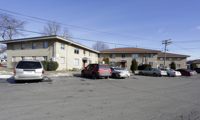 Carmen Court Apartments in Milwaukee, WI - Building Photo - Building Photo